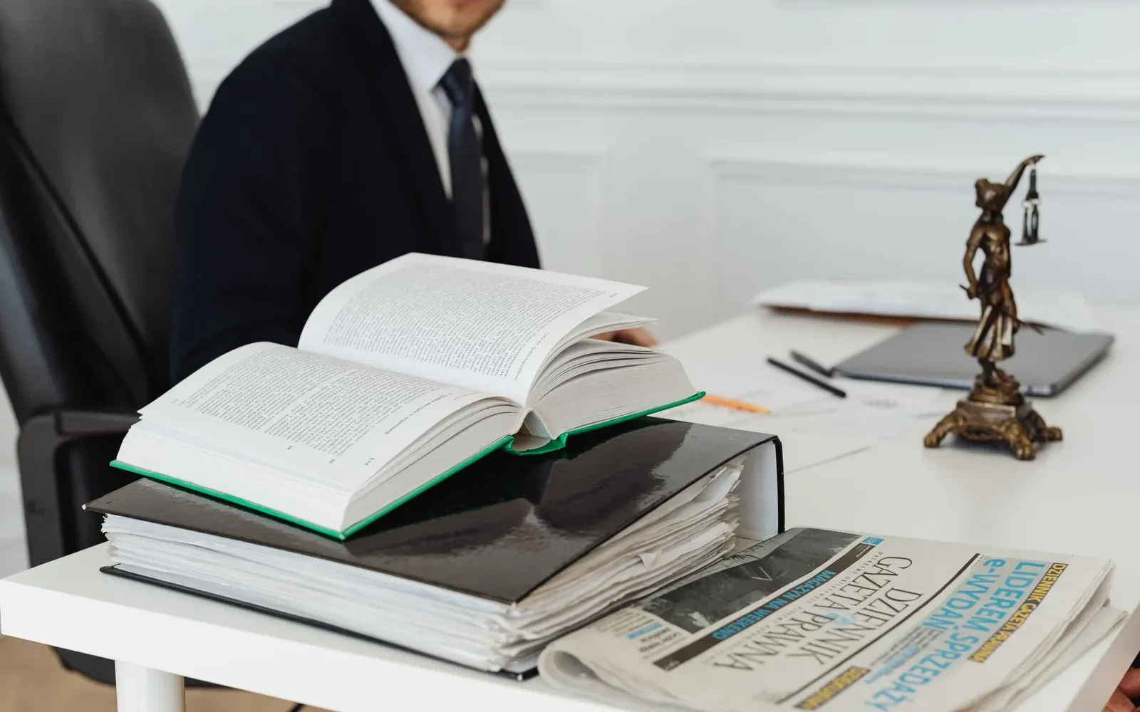 Hukuk bürosu çalışma ortamı ve kitaplık