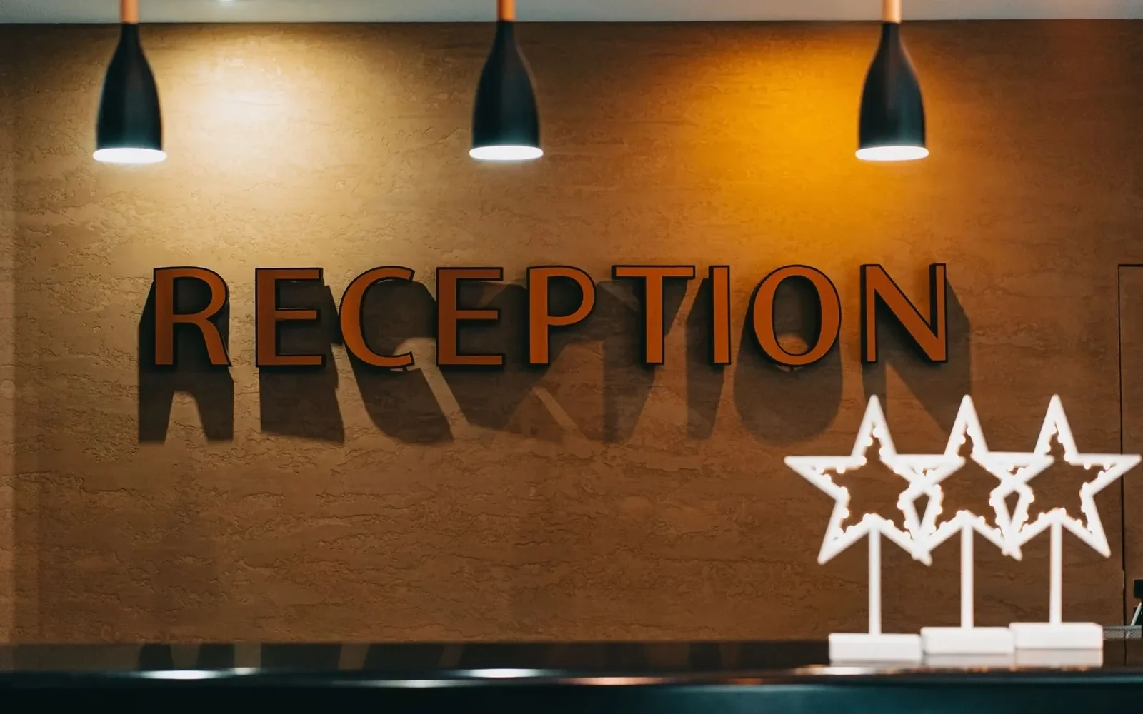 Otel resepsiyon ve lobi alanı