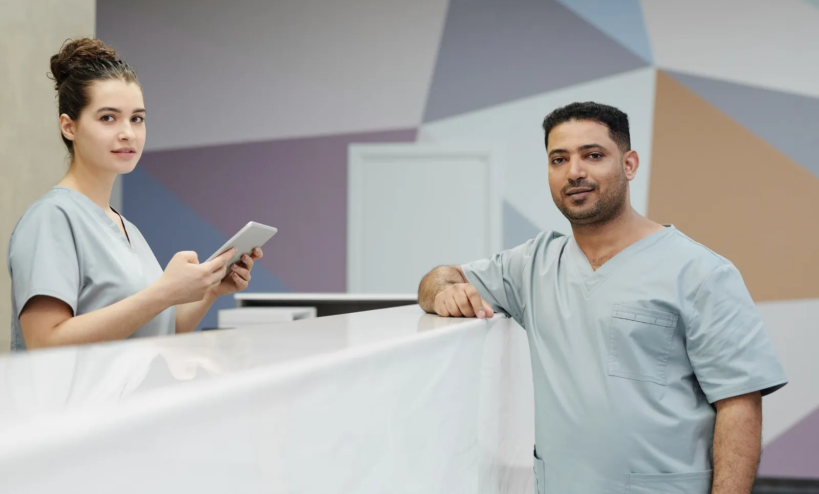 Klinik resepsiyon ve hasta kabul alanı