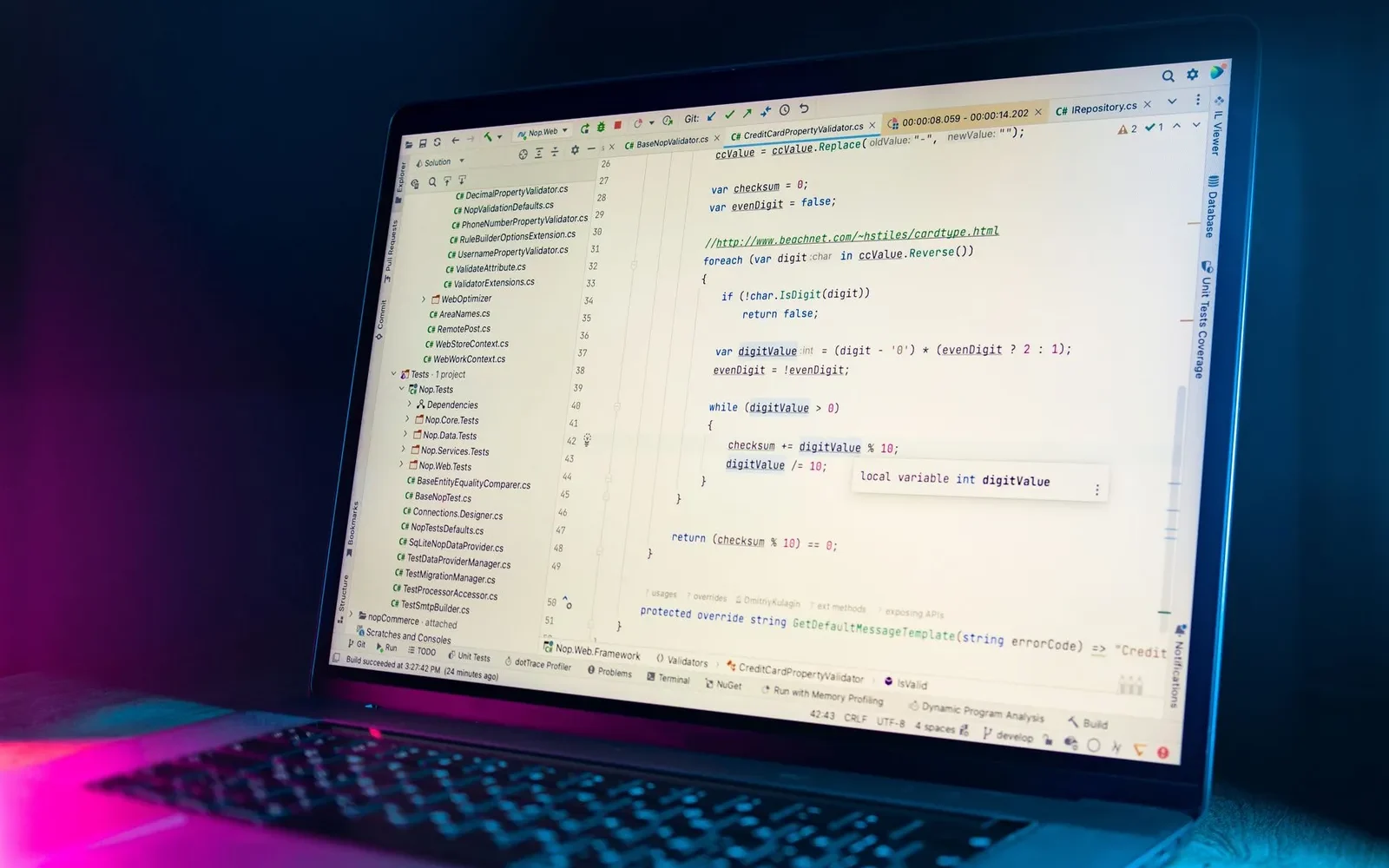Kod editöründe arka uç geliştirme ekranı